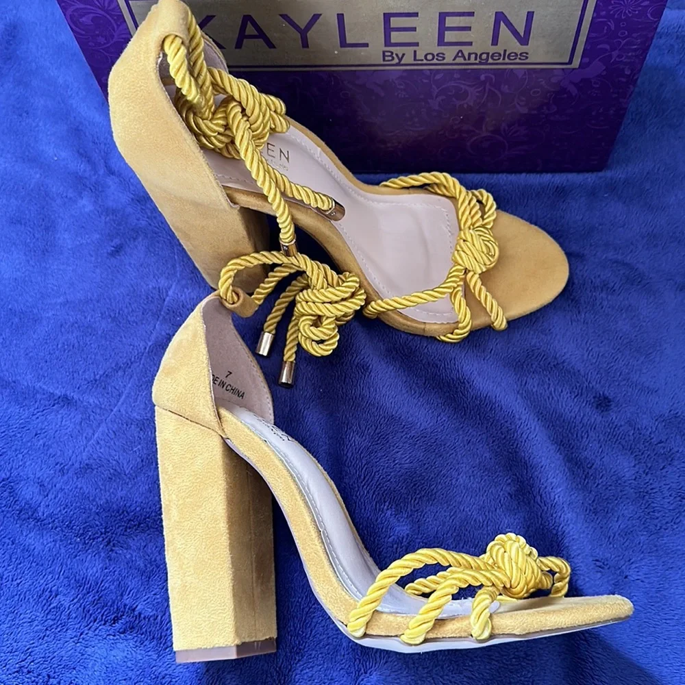 Yellow sandal style w/ block heel - Picture 1 of 6